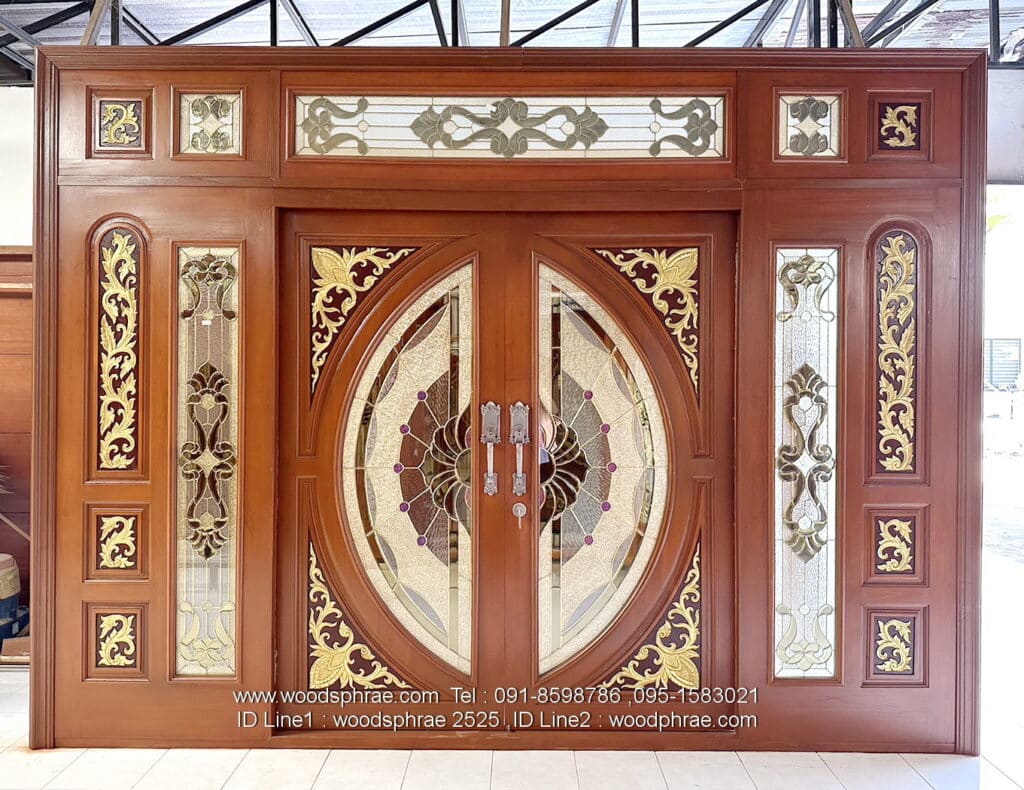 ประตูไม้หน้าบ้าน