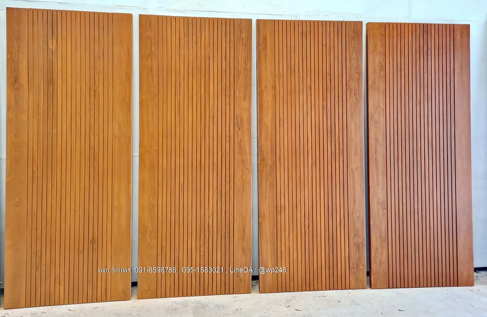 ประตูไม้สักบานเดี่ยวลายเซาะร่องแนวตั้ง สไตล์โมเดิร์น