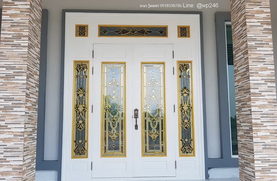 ประตูไม้สักบานคู่ สีขาว กระจกสเตนกลาส พร้อมช่องข้าง งานติดตั้งจริง รุ่น BBB183