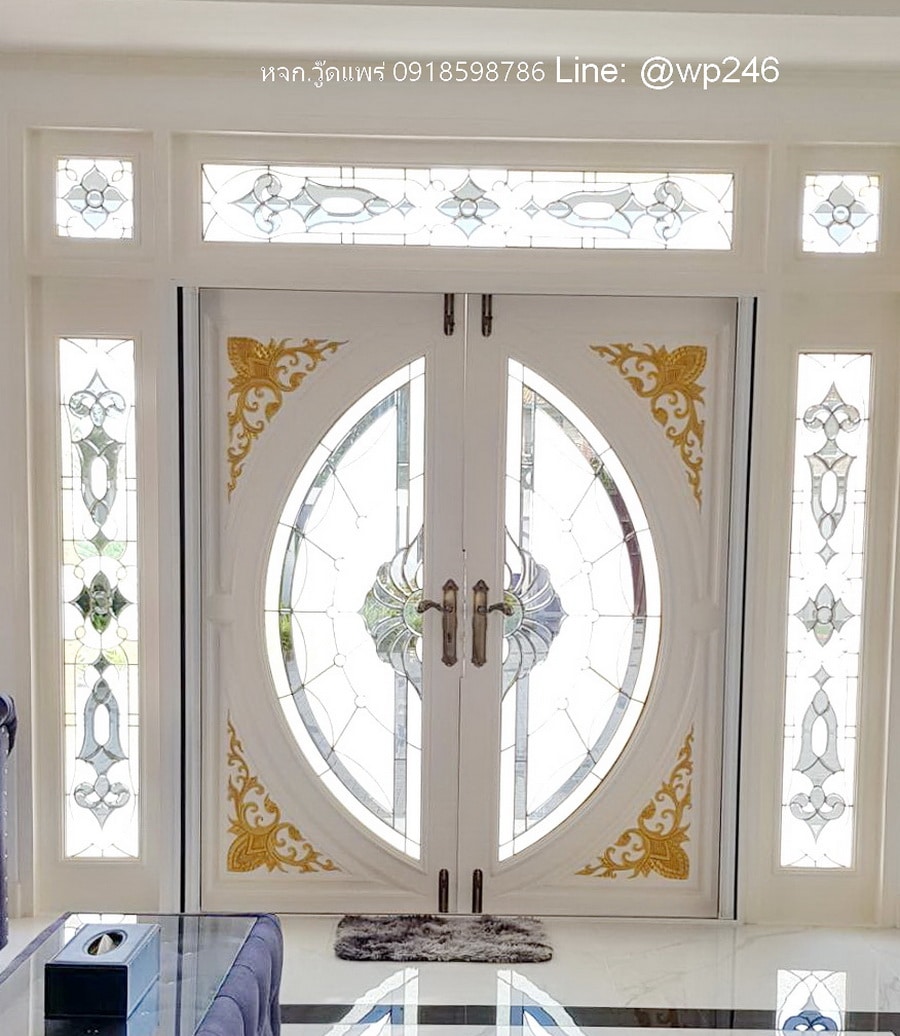 ประตูไม้สักบานคู่ สีขาว กระจกวงรีสเตนกลาส มุมภายในบ้าน งานติดตั้งจริง รุ่น BBB69