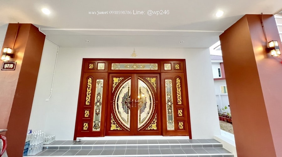 ประตูไม้สักเก่าบานเลื่อน กระจกนิรภัย มุมกว้างหน้าบ้าน งานติดตั้งจริง รุ่น BBB88