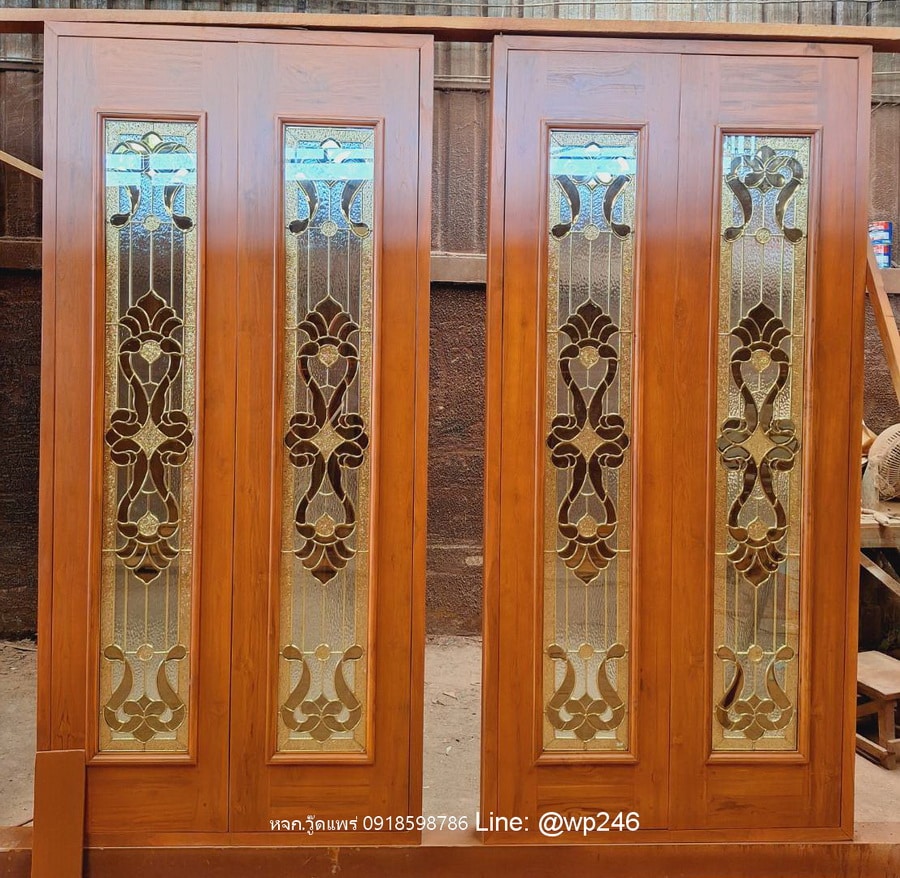 หน้าต่างไม้ กระจกสูง