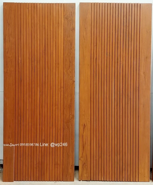 ประตูไม้สักบานเดี่ยวลายร่องแนวตั้ง วางโชว์ 2 บาน ลายนี้นิยมนำไปทำบานคู่